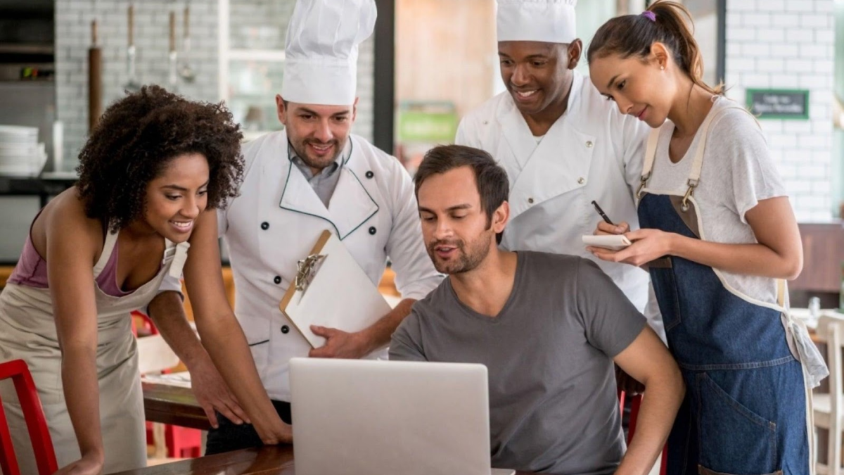 The Benefits of Hiring a Food Service Company for Your Business